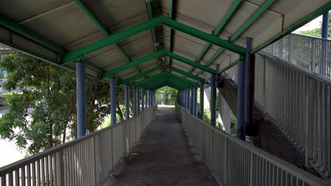 Vista-En-Perspectiva-De-Un-Puente-Cubierto-En-Ah-Hood-Gardens,-Balestier,-Singapur