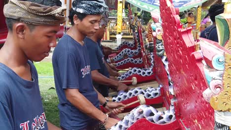 Grupo-De-Jóvenes-Músicos-Tocan-Música-Gamelan-De-Bambú-En-Bali-Indonesia-Instrumentos-Coloridos-En-Ceremonia-Familiar,-Tradición-Cultural-Del-Sudeste-Asiático,-Cámara-Lenta