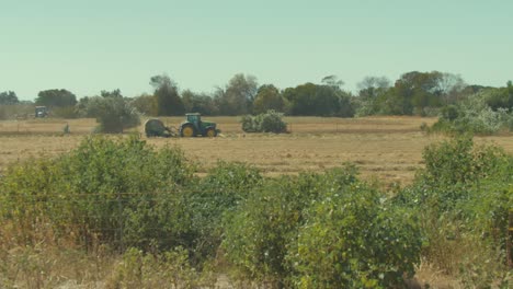 Un-Tractor-Recogiendo-Heno-Del-Campo