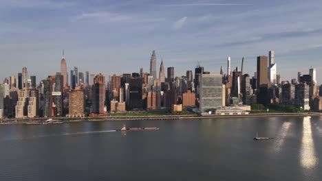 Una-Toma-Aérea-Del-Lado-Este-De-Manhattan-En-La-Ciudad-De-Nueva-York-En-Un-Día-Soleado