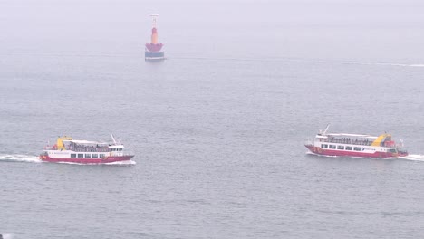 Zwei-Südkoreanische-Fähren-Passieren-Einander-In-Der-Nähe-Des-Strandes-Von-Haeundae,-Busan