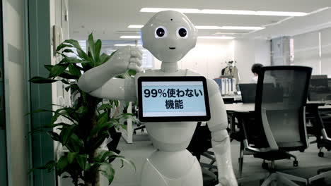 Ein-Humanoider-Roboter-Steht-Vor-Der-Kamera-Und-Bewegt-Seine-Hände-Und-Arme-In-Verschiedenen-Posen