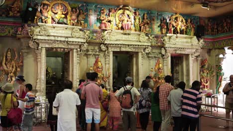 La-Gente-Se-Reúne-Ver-Oraciones-Sri-Veeramakaliamman-Templo-Hindú-Singapur-Little-India