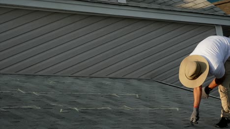 Männer-Inspizieren-Und-Kreiden-Das-Dach