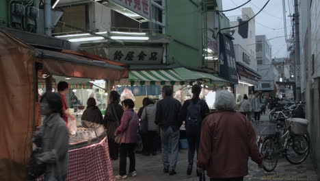 Ein-Blick-Auf-Geschäfte-Am-Straßenrand-Mit-Leuten,-Die-Dinge-In-Den-Geschäften-In-Der-Altstadt-Von-Tokio-Kaufen