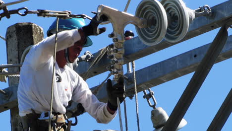 Trabajador-Liniero-Durante-Un-Corte-De-Energía,-Filipinas