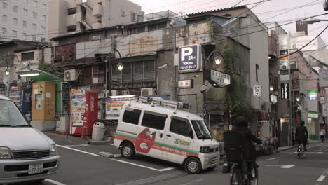 Still-shot-of-streets-of-Tokyo-with-vending-machines-and-a-parking-in-an-old-district