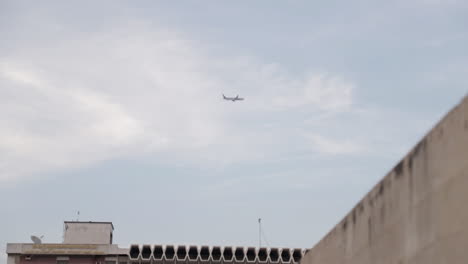 Un-Avión-Acaba-De-Despegar-Del-Aeropuerto-De-Phnom-Penh.