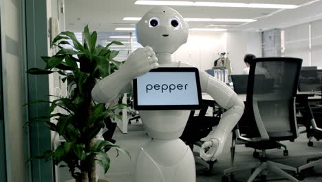 Pepper-Roboterassistent-Mit-Informationsbildschirm
