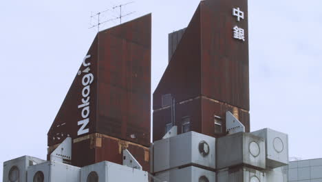 Vista-Superior-De-Toma-Estática-De-La-Torre-De-Cápsulas-Nakagin-En-Tokio