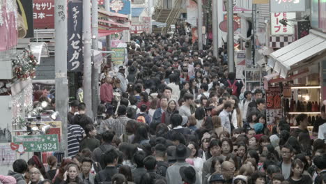 Eine-überfüllte-Straße-In-Tokio,-Die-Auf-Beiden-Seiten-Mit-Ladenschildern-Gefüllt-Ist