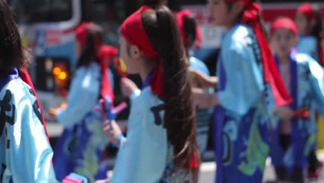 Eine-Gruppe-Von-Frauen-Tanzt-Gemeinsam-Beim-Traditionellen-Kamakura-Fest-Auf-Der-Straße