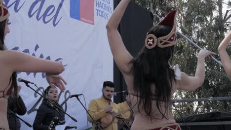 Bailarines-Y-Músicos-Folclóricos,-Danzas-Típicas-De-Chile-En-Un-Escenario