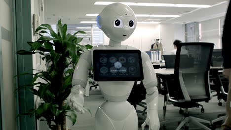 Mann-Bedient-Den-Technologie-Demonstrator-Roboter-Im-Büro-Und-Bittet-Um-Hilfe