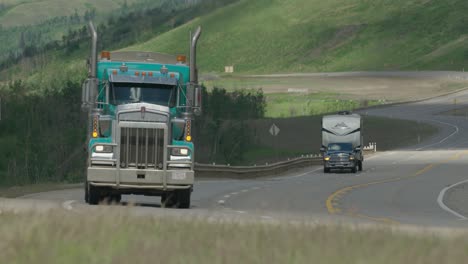 Conductor-De-Camión-Conduciendo-Kenworth,-Viajando-Por-La-Autopista-Cerca-De-Dunvegan-Alberta