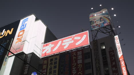 Letreros-De-Tiendas-Iluminados-Con-Neón-En-Tokio,-Japón