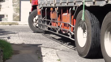 Camión-De-Diez-Ruedas-Intentando-Maniobrar-En-Un-Pequeño-Carril-Muy-Transitado,-Filipinas