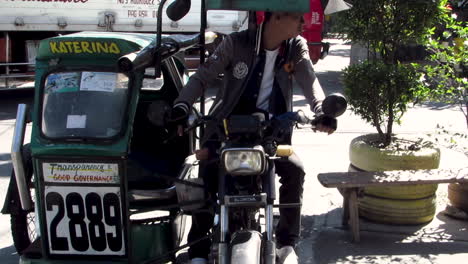 El-Conductor-Del-Triciclo-Está-Esperando-A-Un-Pasajero,-Filipinas