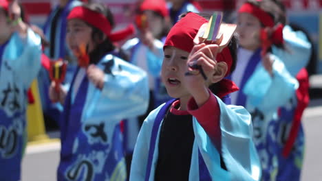 Kinder-Tanzen-Mit-Rasseln-In-Traditionellen-Kostümen-Auf-Dem-Kamamura-Festival-In-Japan