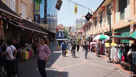 Persona-Que-Trabaja-En-La-Tienda-Little-India-Serangoon-Road-Singapur