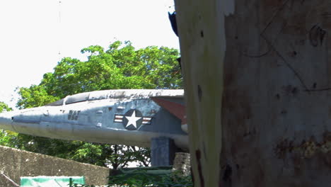 Altes-Marine-Düsenflugzeug-Im-Marikit-Park,-Olongapo-City,-Philippinen