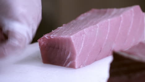 Thunfisch-Wird-Für-Sushi-Auf-Einem-Fischmarkt-In-Tokio-In-Dünne-Scheiben-Geschnitten