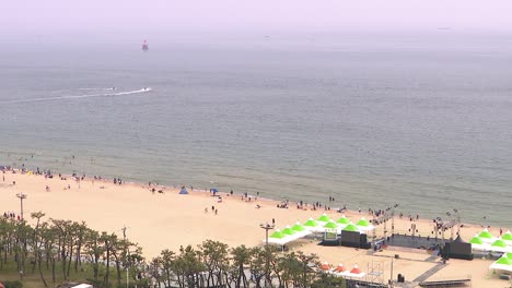 Weitwinkelaufnahme-Nicht-Identifizierbarer-Personen-Am-Strand-Von-Haeundae-Beach,-Busan,-Südkorea