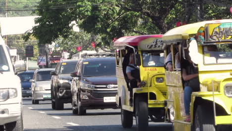 Olongapo-City-Einzigartiger-Farbcodierter-Jeepney,-öffentliche-Verkehrsmittel,-Philippinen