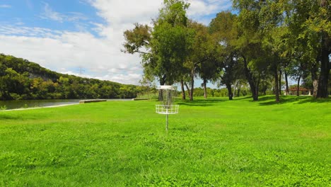 Aerial-flight-in-Cameron-Park-East-in-Waco-Texas-in-USA,-wide-to-close-shot-moving-forward-towards-Dynamic-Discs-Golf-Basket