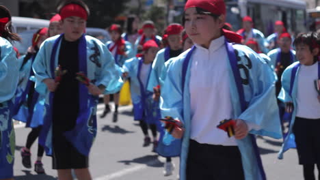 Junge-Leute-Treten-Auf-Einem-Straßenfest-In-Kamakura,-Japan-Auf