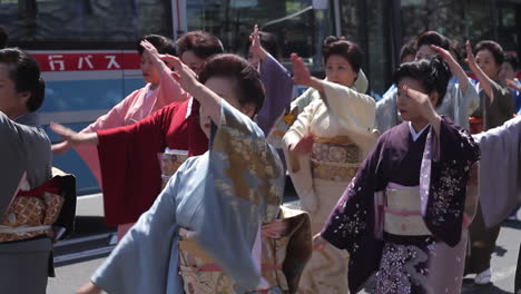 Mujeres-Con-Kimono-Tradicional-Japonés-Bailan-Sincrónicamente-En-El-Festival-Kamamura-En-Japón