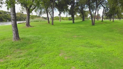 Aerial-flight-in-Cameron-Park-East-in-Waco-Texas-in-USA,-wide-to-close-shot-moving-forward-over-Dynamic-Discs-Golf-Basket
