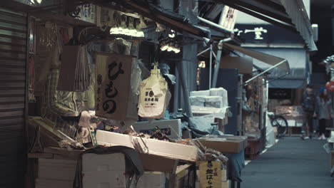 Tsukiji-stall-owner-working-Tsukiji-stall-owner-working