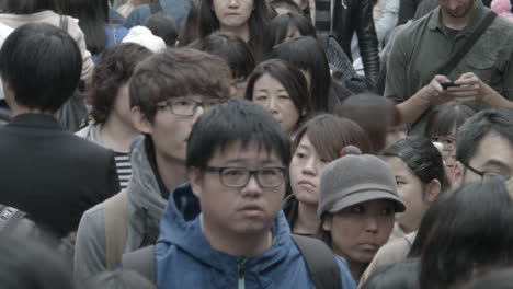 Junge-Japanische-Studenten-Gehen-In-Einer-überfüllten-Straße-In-Tokio-Vorbei
