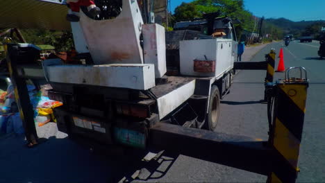 Camión-De-Cesta-Oxidado-Ubicado-En-Una-Carretera-Muy-Transitada,-Filipinas
