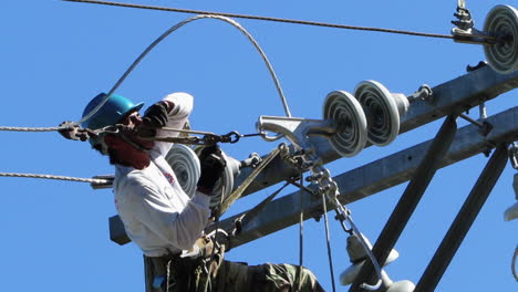 Arbeit-Eines-Lineman-Während-Einer-Stromunterbrechung,-Philippinen