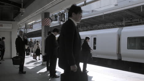 Gente-Esperando-El-Tren-En-El-Andén-De-La-Estación-De-Tokio,-Japón.