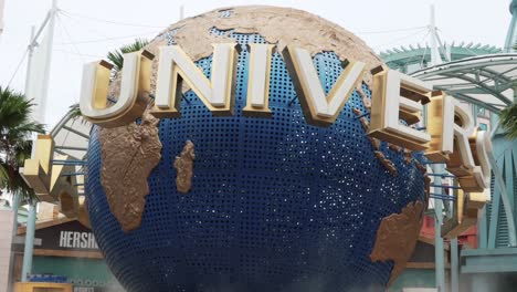 Universal-Studios-Signieren-Großen-Rotierenden-Globus-Auf-Der-Insel-Sentosa,-Singapur