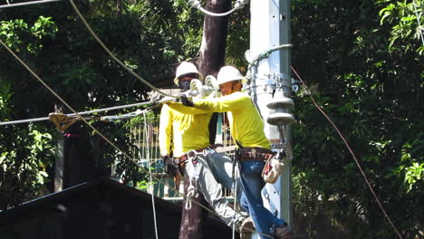Linemen-Reparieren-Übertragungsleitung-Am-Helllichten-Tag,-Philippinen