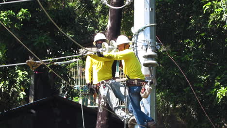 Linemen-Arreglando-La-Línea-De-Transmisión-A-Plena-Luz-Del-Día,-Filipinas