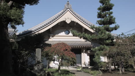 Toma-De-Establecimiento-De-Un-Ornamentado-Templo-De-Tokio-Con-Bonitos-árboles-Que-Se-Mueven-Ligeramente-Con-La-Brisa.