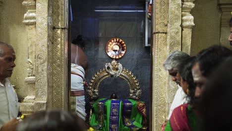 Religiöser-Heiliger-Priester-Mann-Errichtet-Heiligen-Schrein-Sri-Veeramakaliamman-Hindu-Tempel-Singapur-Little-India