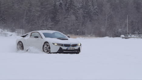 BMW-I8-Supersportwagen-Driftet-Auf-Dem-Gefrorenen-Meer-In-Vaasa