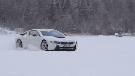 Superdeportivo-Bmw-I8-A-La-Deriva-En-El-Mar-Congelado-En-Vaasa