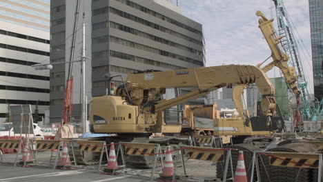 Excavadora-Hidráulica-Trabajando-En-Un-Sitio-De-Construcción-En-Tokio,-Japón