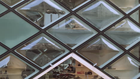 Kippen-Sie-Den-Blick-Nach-Unten-Auf-Die-Diamond-Glasfenster-Im-Prada-Gebäude-In-Tokio,-Um-Den-Vordereingang-Des-Luxusgeschäfts-Mit-Der-Diamond-Fassade-Zu-Sehen
