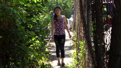 Una-Joven-Filipina-Camina-Por-Una-Calle-Estrecha,-Filipinas