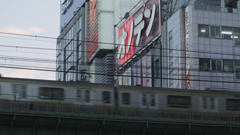 Nahverkehrszug-In-Tokio,-Der-Auf-Der-Sobu-Linie,-Japan,-Vorbeifährt