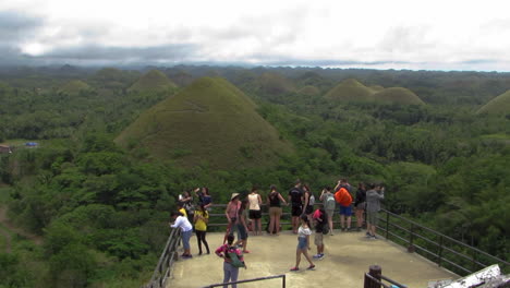 Aufnahmen-Von-Touristen,-Die-Die-Schönheit-Der-Schokoladenhügel-Von-Bohol,-Philippinen,-Bewundern