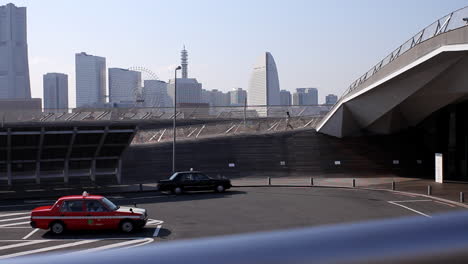 Ein-Taxi-Parkt-Am-Internationalen-Hafenterminal-Von-Yokohama